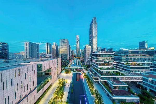 企业中基宁波集团,董事长周巨乐带着员工共同观看了开幕式主旨演讲