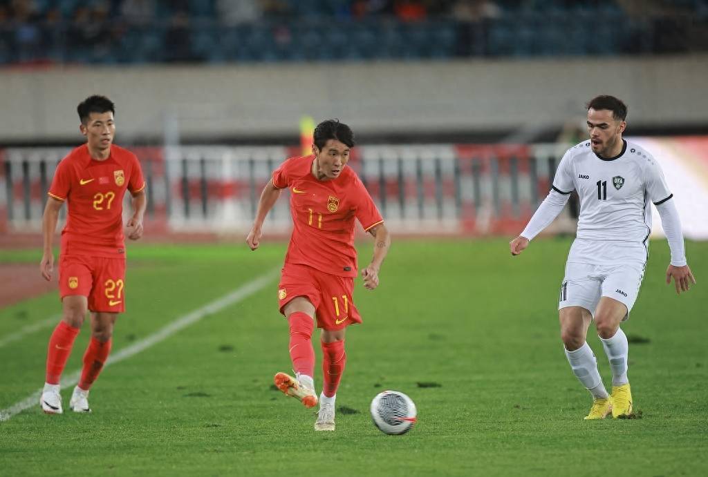 1-2不敌乌兹别克斯坦的热身赛,国足又给我们贡献了经典名场面——1人