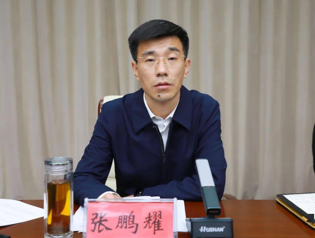 县委副书记,政府县长  张鹏耀会上,县行政审批局负责人解读了《石楼县