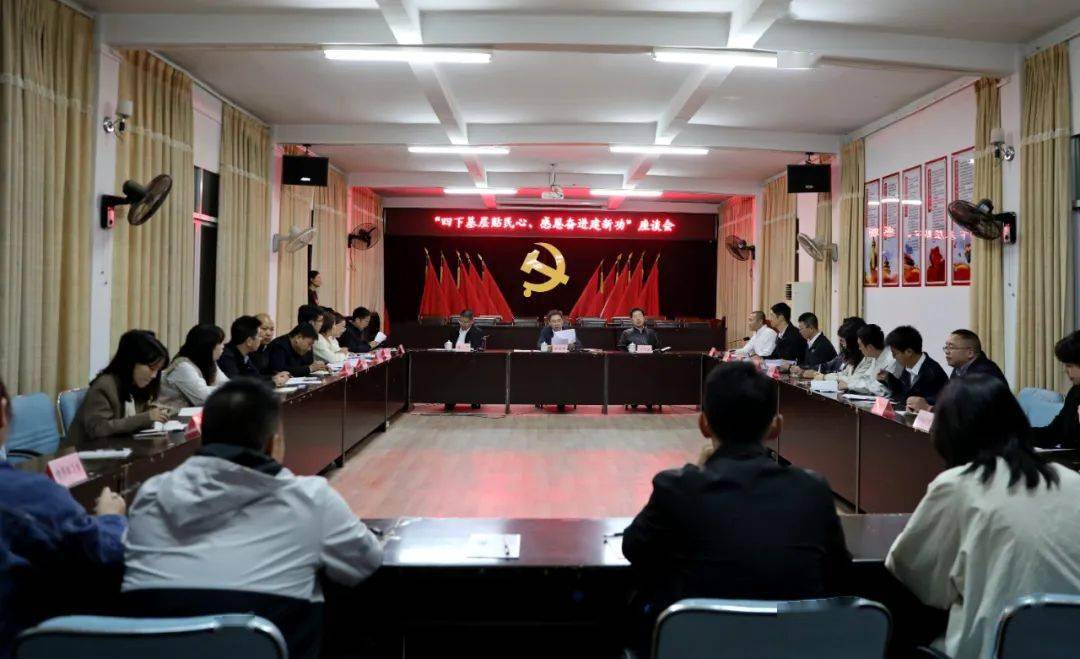 与村两委成员,乡村振兴指导员,返乡创业青年等一起回忆入党经历,重温