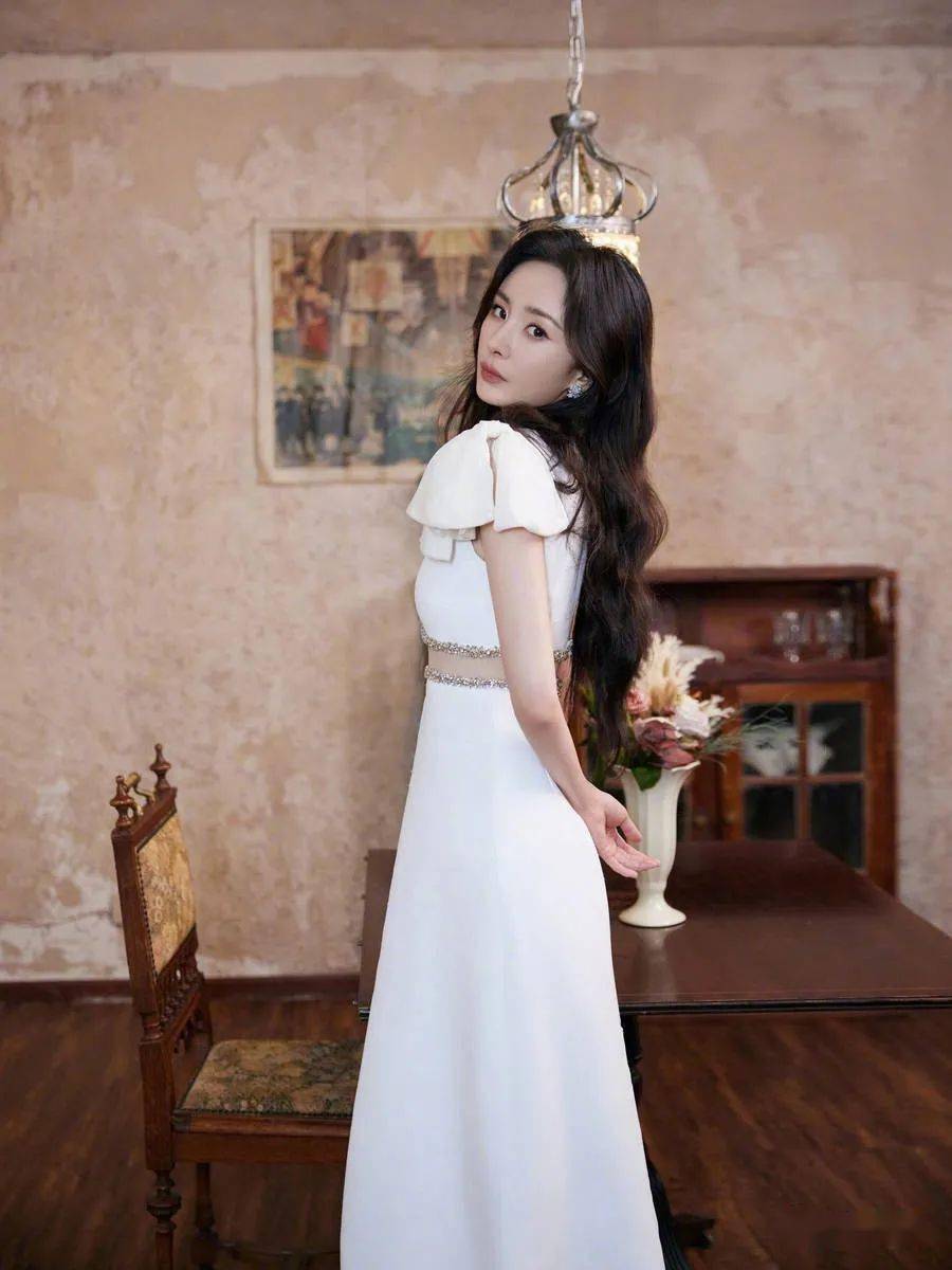 杨幂穿碎钻露腰白裙优雅 腰肢纤细少女感满满_照片_长裙_白色