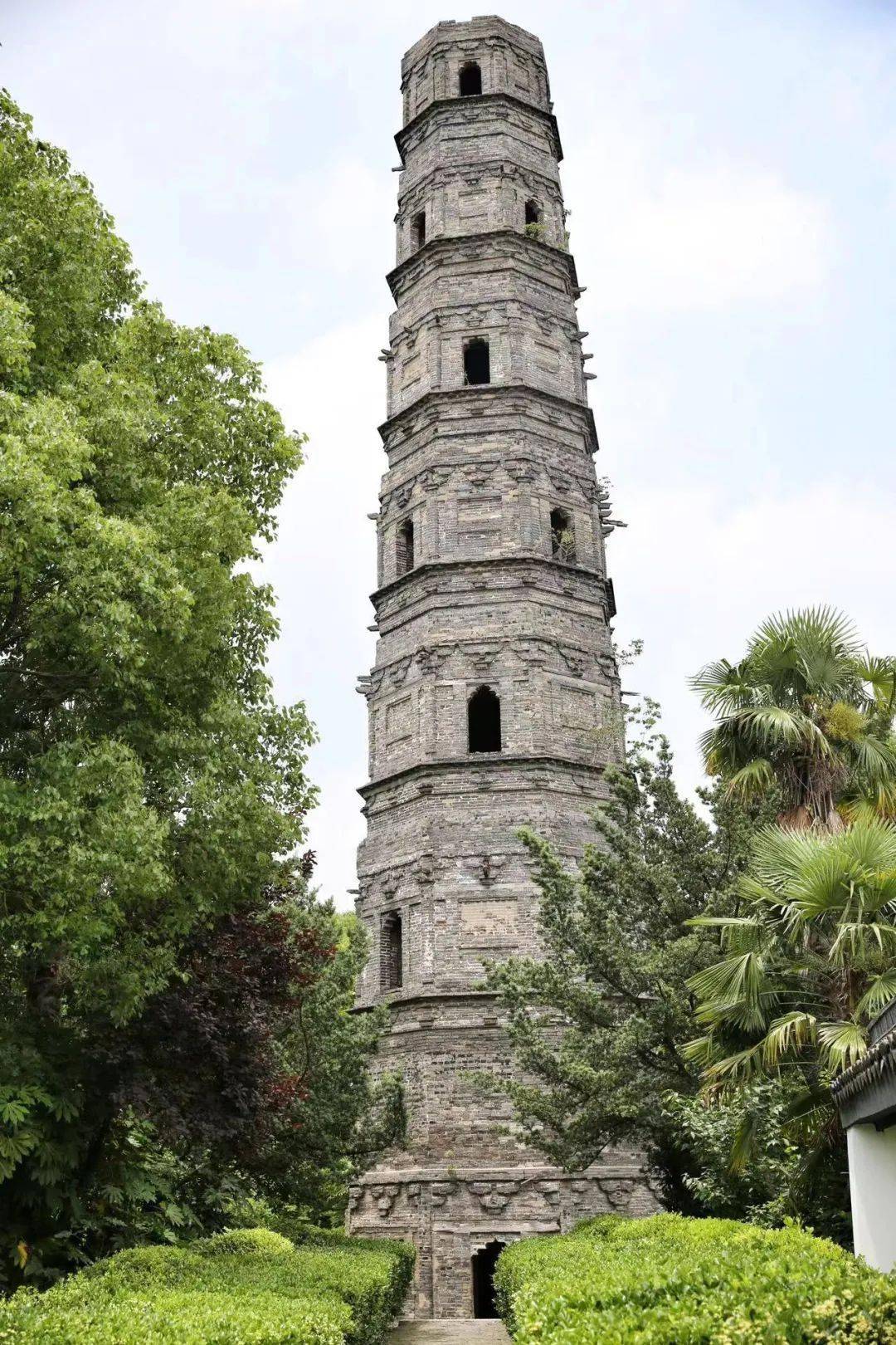 宋,元,明多次修葺,清康熙五十四年(1715)赐名吉云禅寺塔,俗称青龙塔.