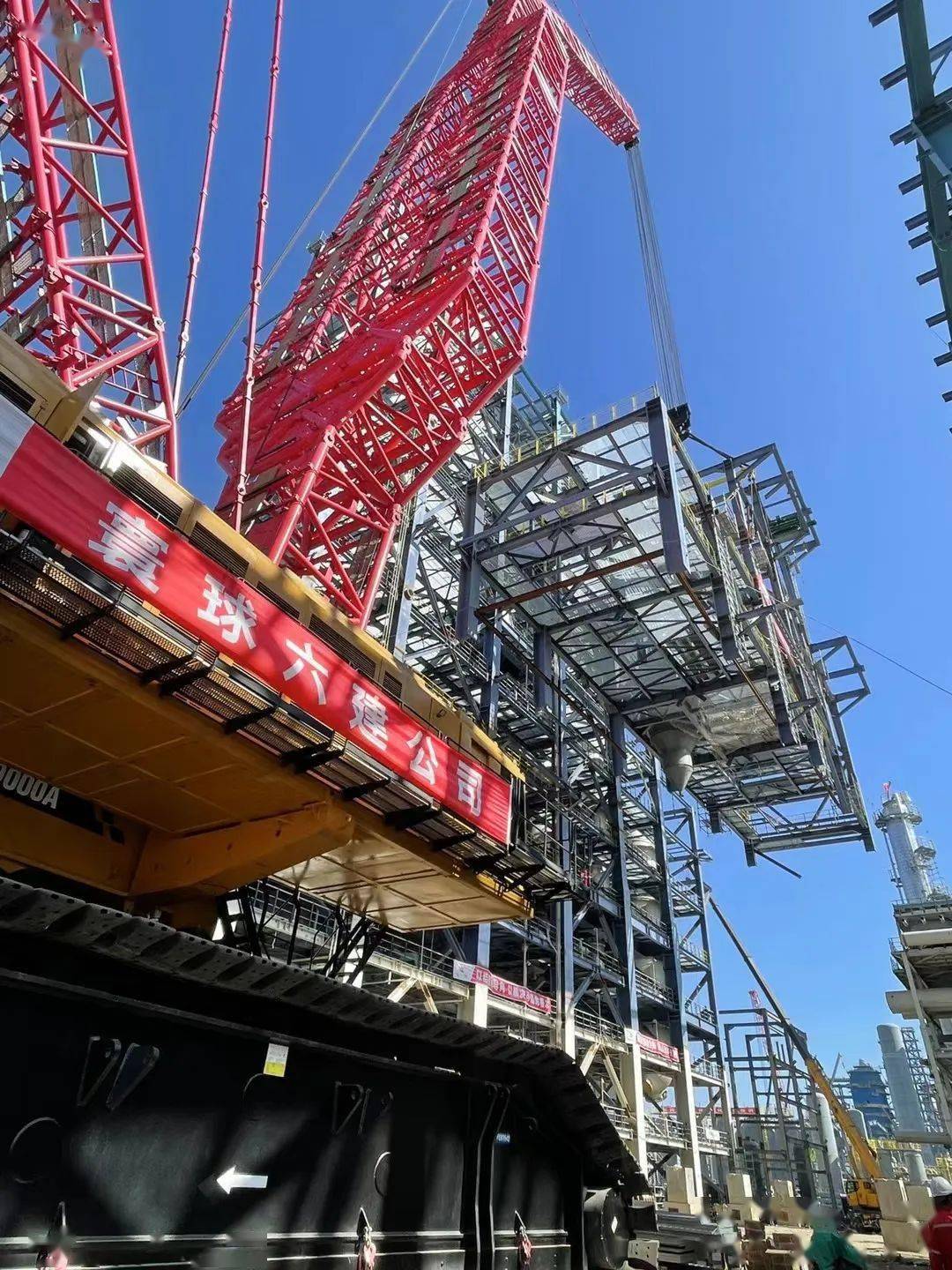 总重2793吨,裕龙石化炼油项目反再框架成功封顶,实现重大里程碑节点