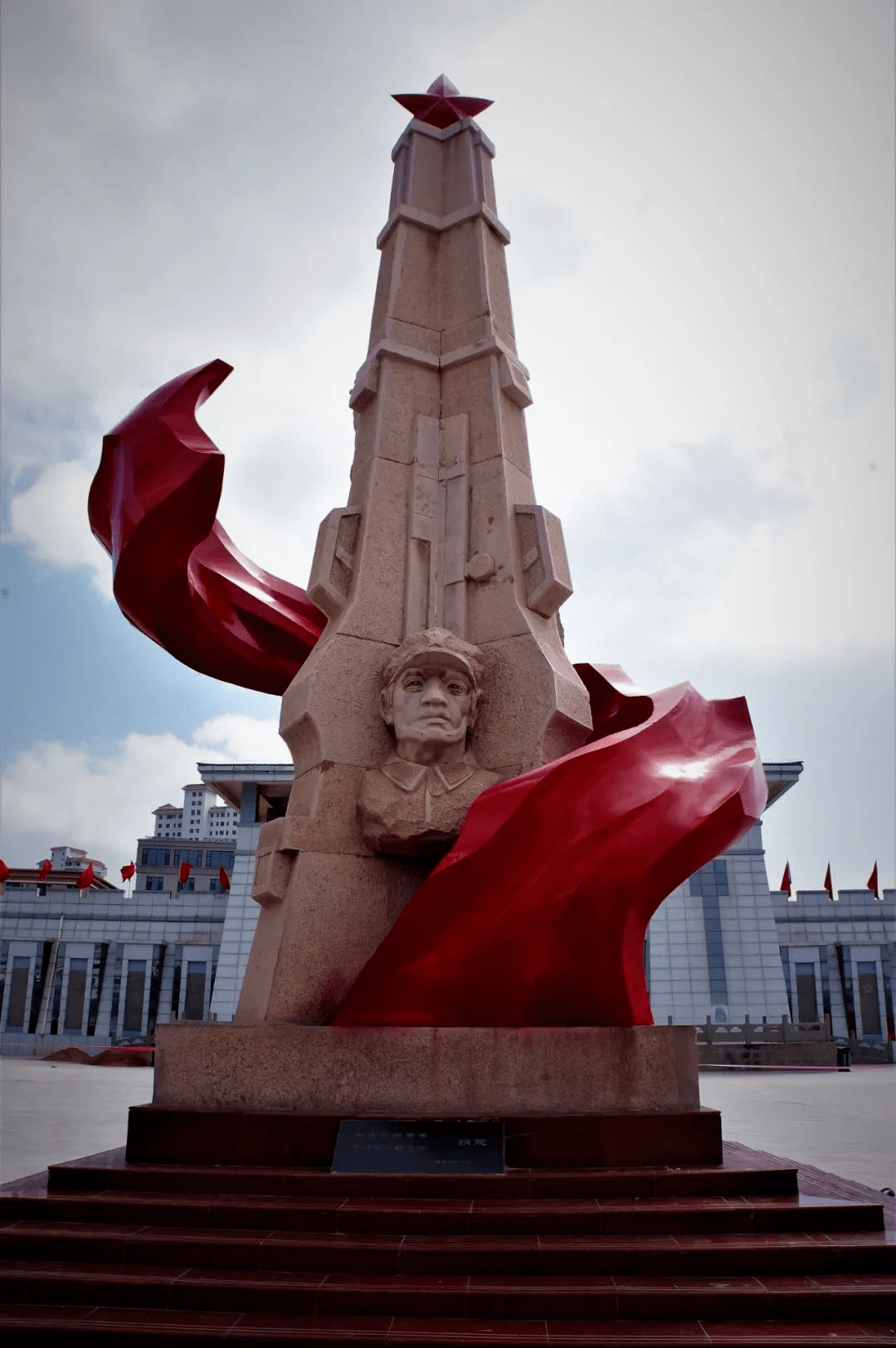会宁红军会师旧址内的雕塑为《地球上的红飘带》,"地球上的红飘带象征