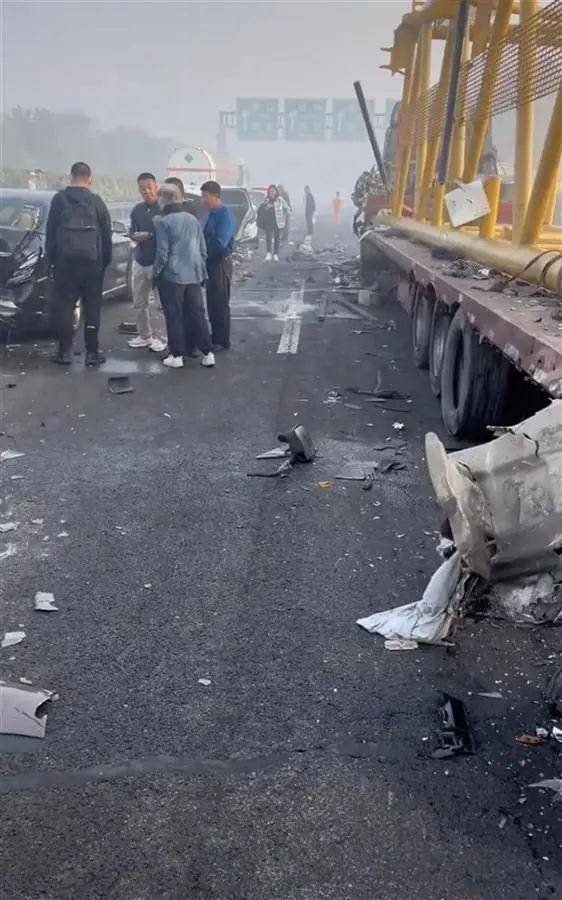 沈海高速因突发团雾致9车连环事故 1死4伤_高速公路_小车_路段