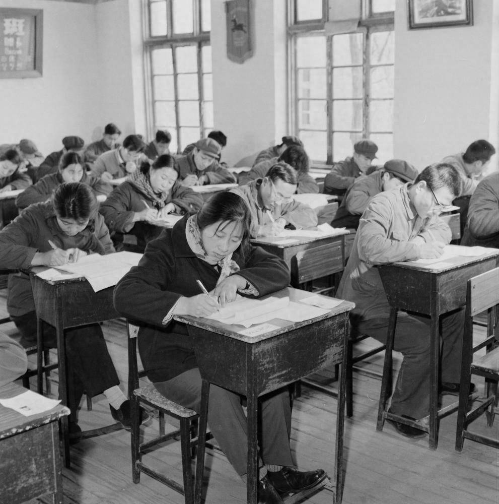 1977年恢复高考提出16字方针,邓公删掉4个字,改变千万考生命运_教育
