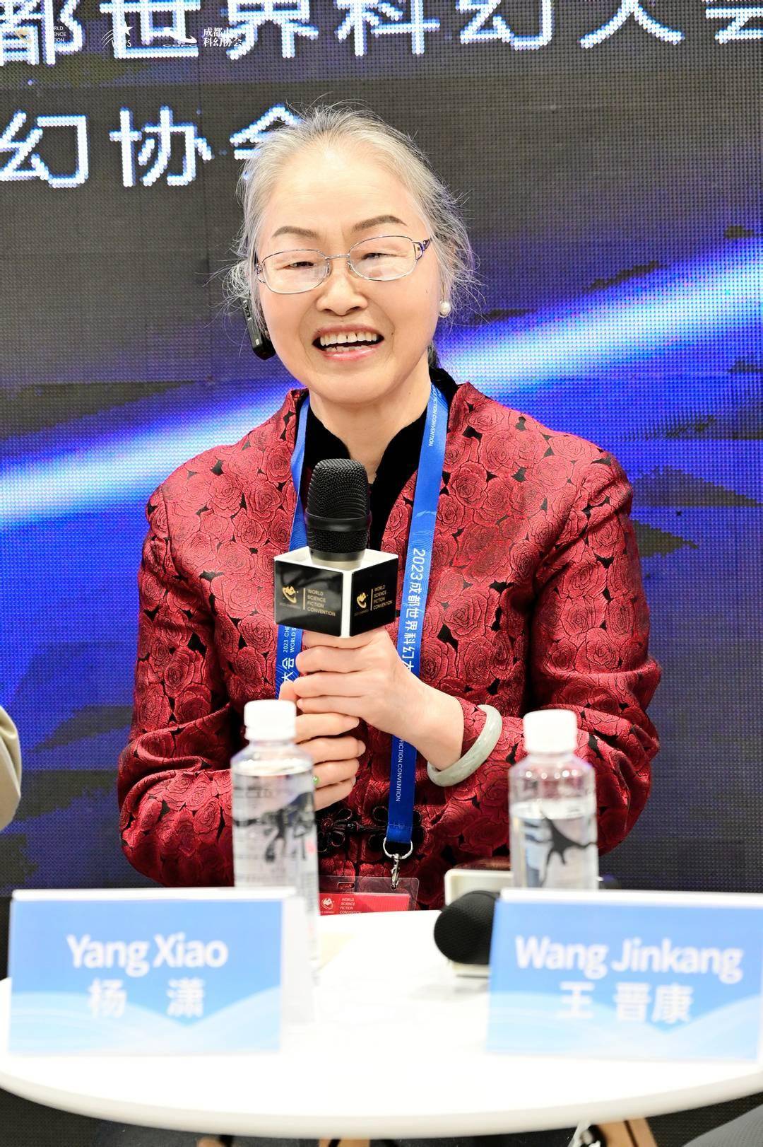 杨潇在菁蓉湖畔接受了封面新闻记者的采访