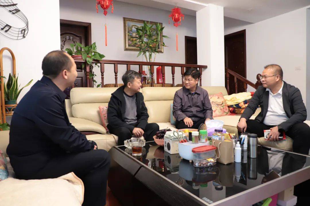 市领导杨飞,刘鹏参加.