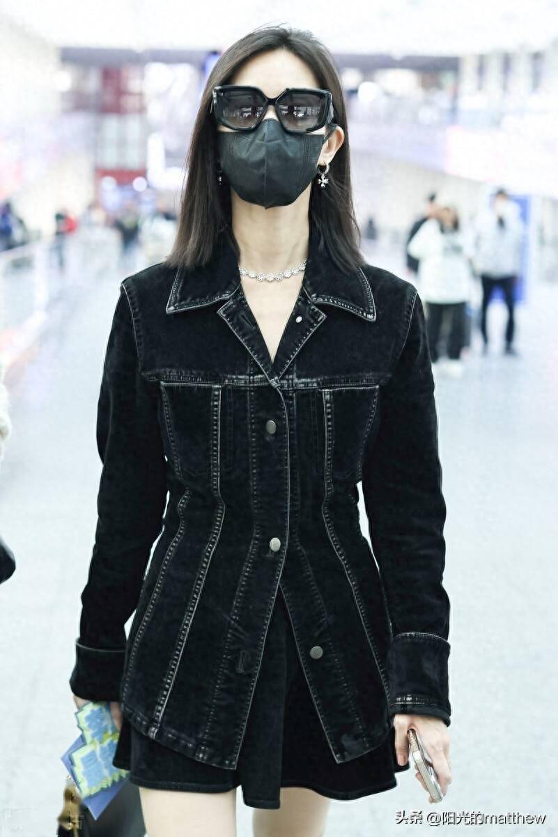 2023年10月23日,北京,李一桐现身机场.身着短裙长靴时尚靓丽.