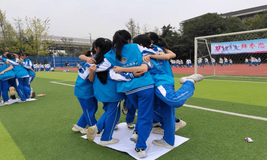 减少站在报纸上的人数,踩在报纸上的同学负责保证"桩子"的平稳,背上的