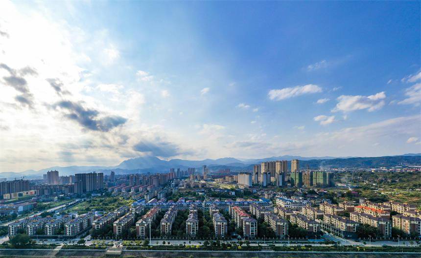 俯瞰南丰县琴城镇,犹如一幅水清,岸绿,景美的城市生态画卷.