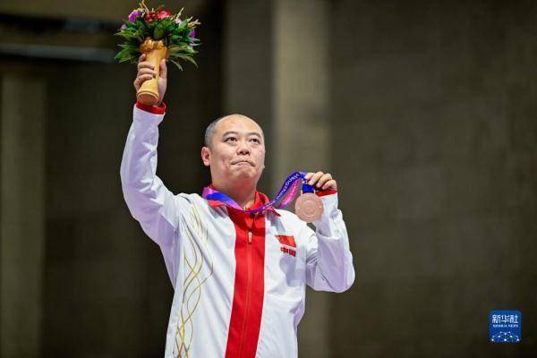 (r1)sh1级男子10米气步枪立射决赛:董超获季军_选手_伍志尊_新华社