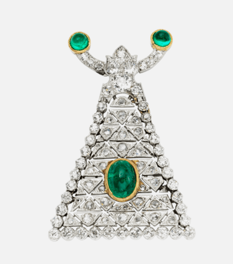 左:卡地亚后来将一颗据说来源于罗曼诺夫家族的蓝宝石与钻石结合