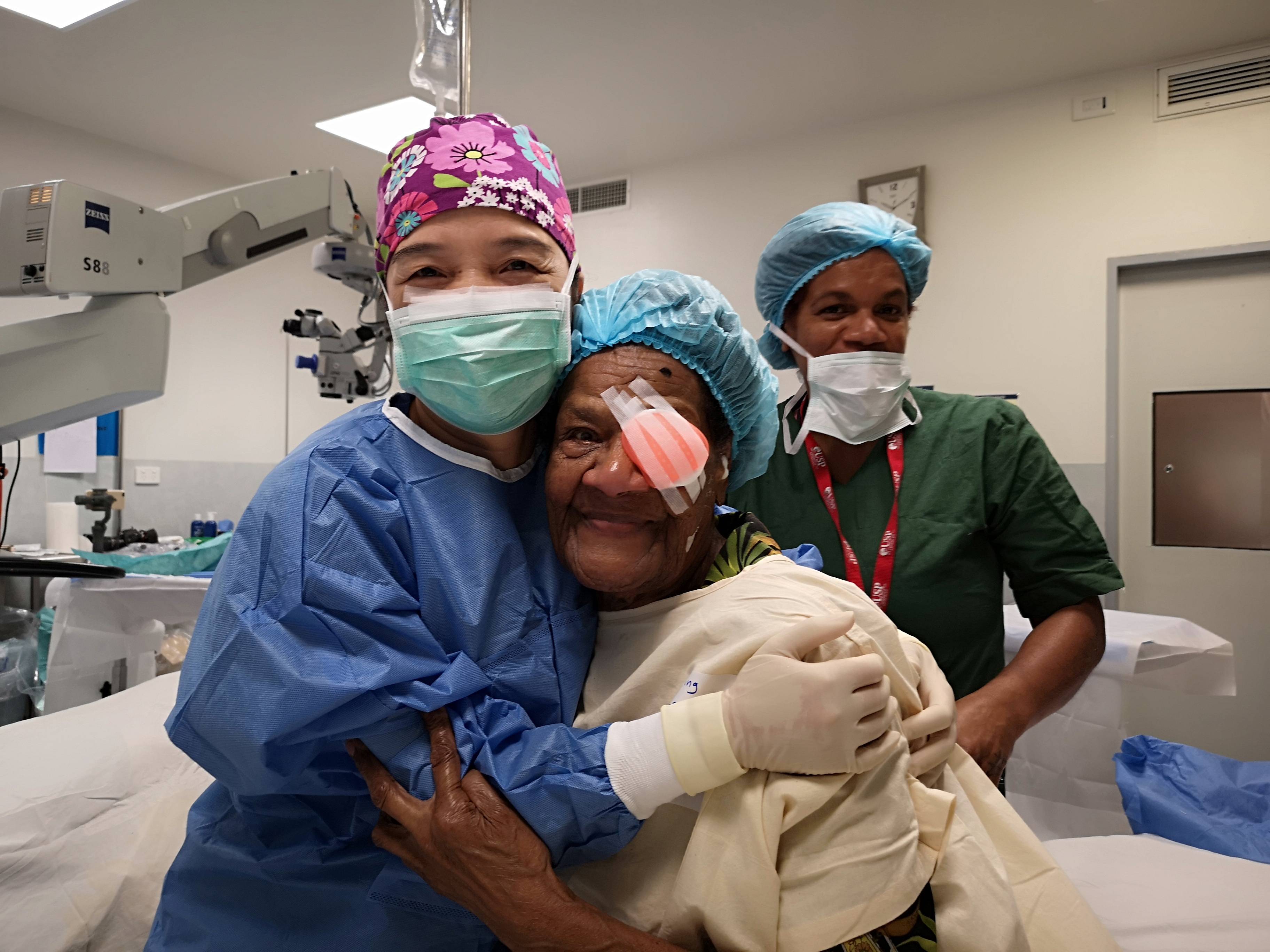 在遥远岛国,近800名白内障患者因她"重见光明"_陈伟蓉_手术_医生