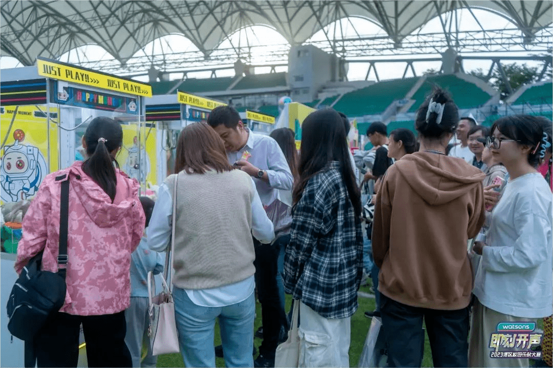 成员叶梓琪团队为音乐节打造充满未来感的"亮仔(靓仔)"大型装置打卡点