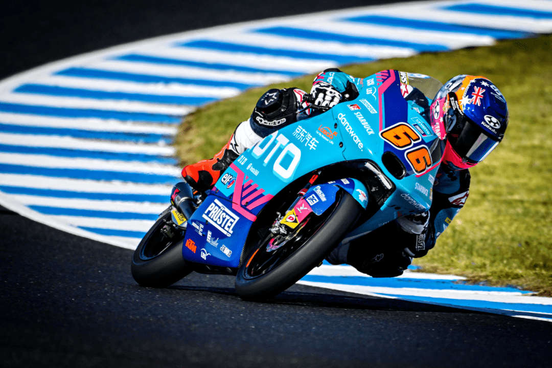 的比赛在恶劣的天气下进行,发车位置并不算好,52 号车的阿科巴(jeremy