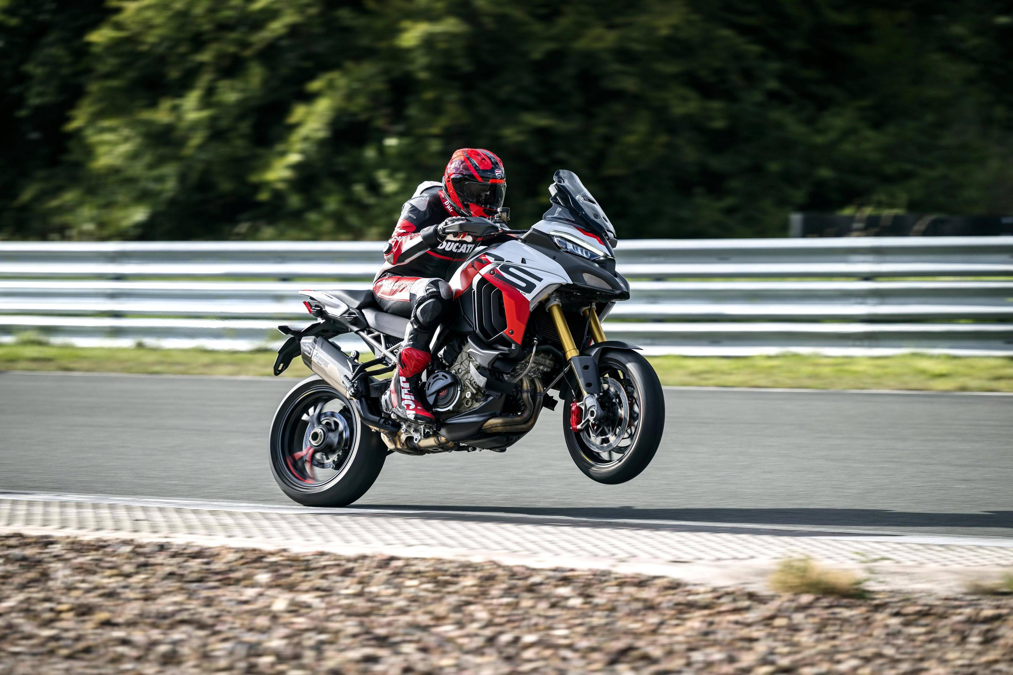 户外特写:跑车发动机的杜卡迪 2024 multistrada v4 rs