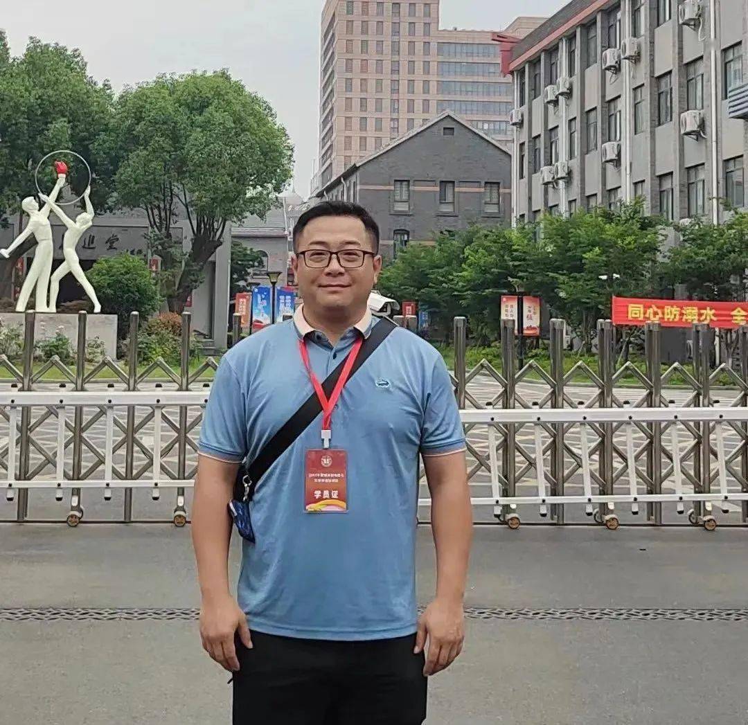 高光照,中共党员,广东技术师范学院毕业,水口中学德育副校长,惠州市第