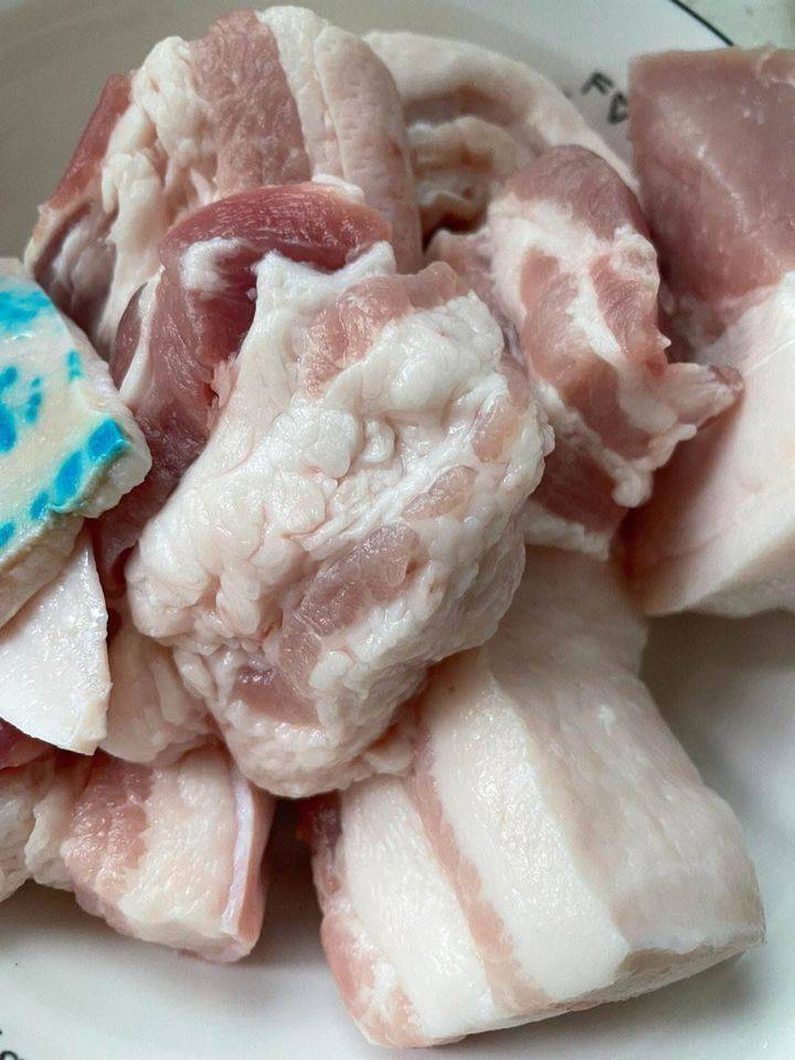 硼砂猪肉通常是将硼砂与豆粉等混合成染色剂,然后浸泡批发售卖以