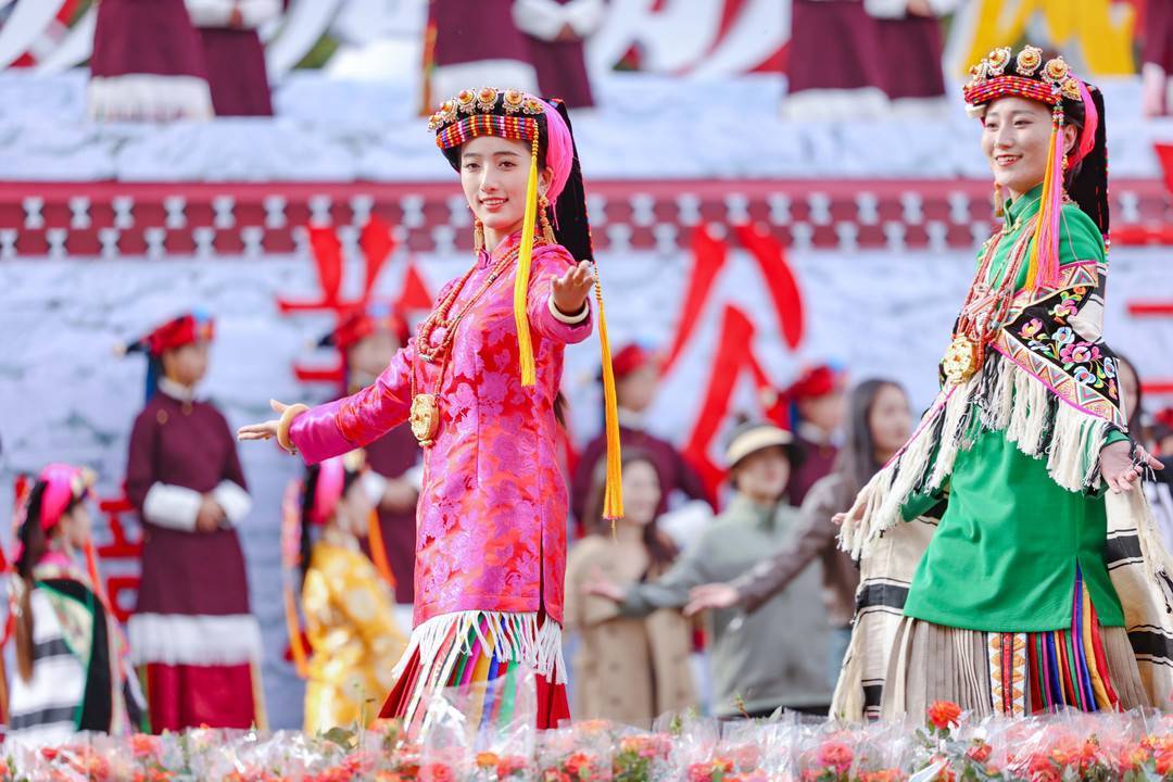 嘉绒藏族风情节开幕 百名丹巴姑娘同台比美_美人_旅游_开幕式