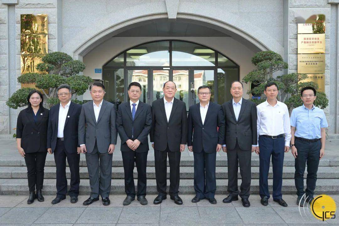 行政长官贺一诚,中央政府驻澳门联络办公室主任郑新聪一行,与厦门大学