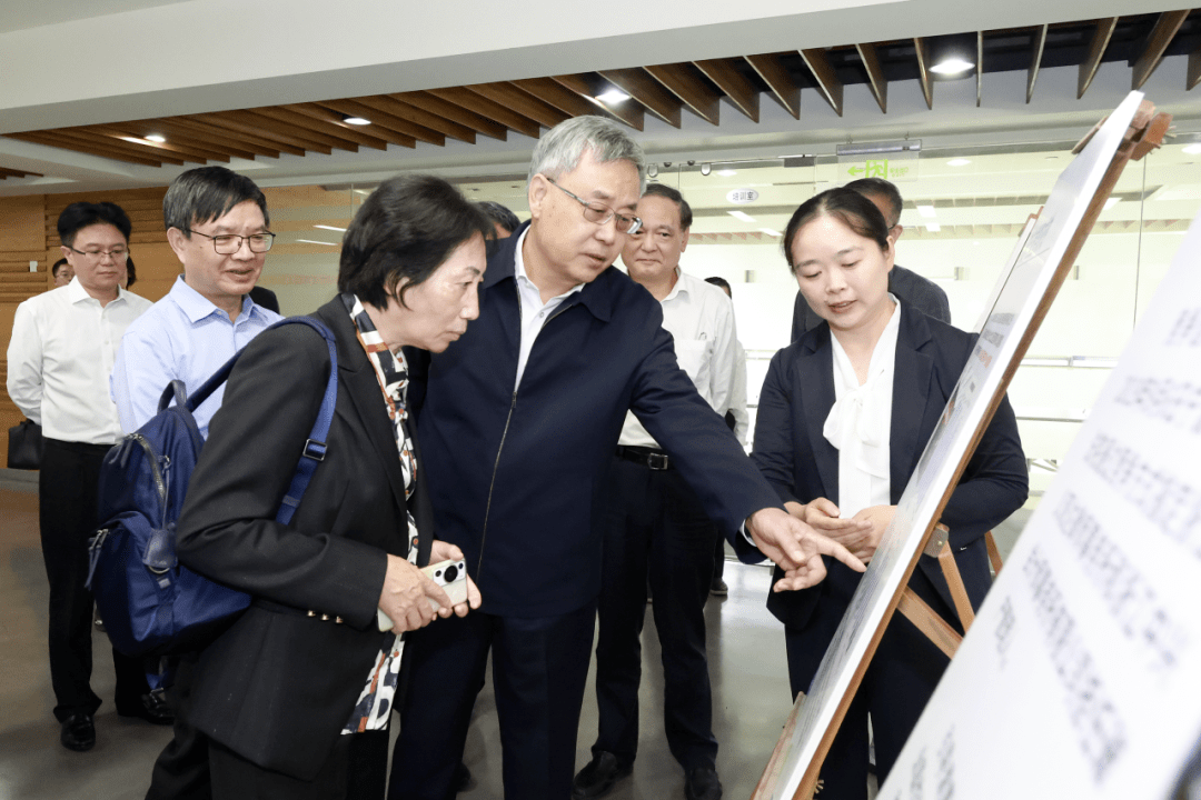 全国人大常委会副秘书长欧阳昌琼,省人大常委会副主任暨军民参加,市