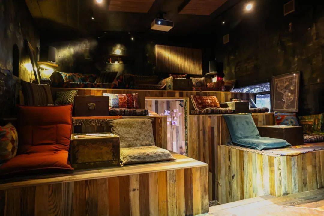 原野的电影场景想象:桠尚无枝叶,等待成长发芽;雀代表了个人的精神