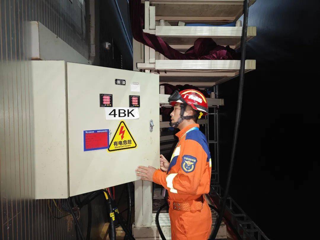 吴会武副支队长,杨孟帅副支队长,王伟东副政委,覃锦毅主任等支队党委