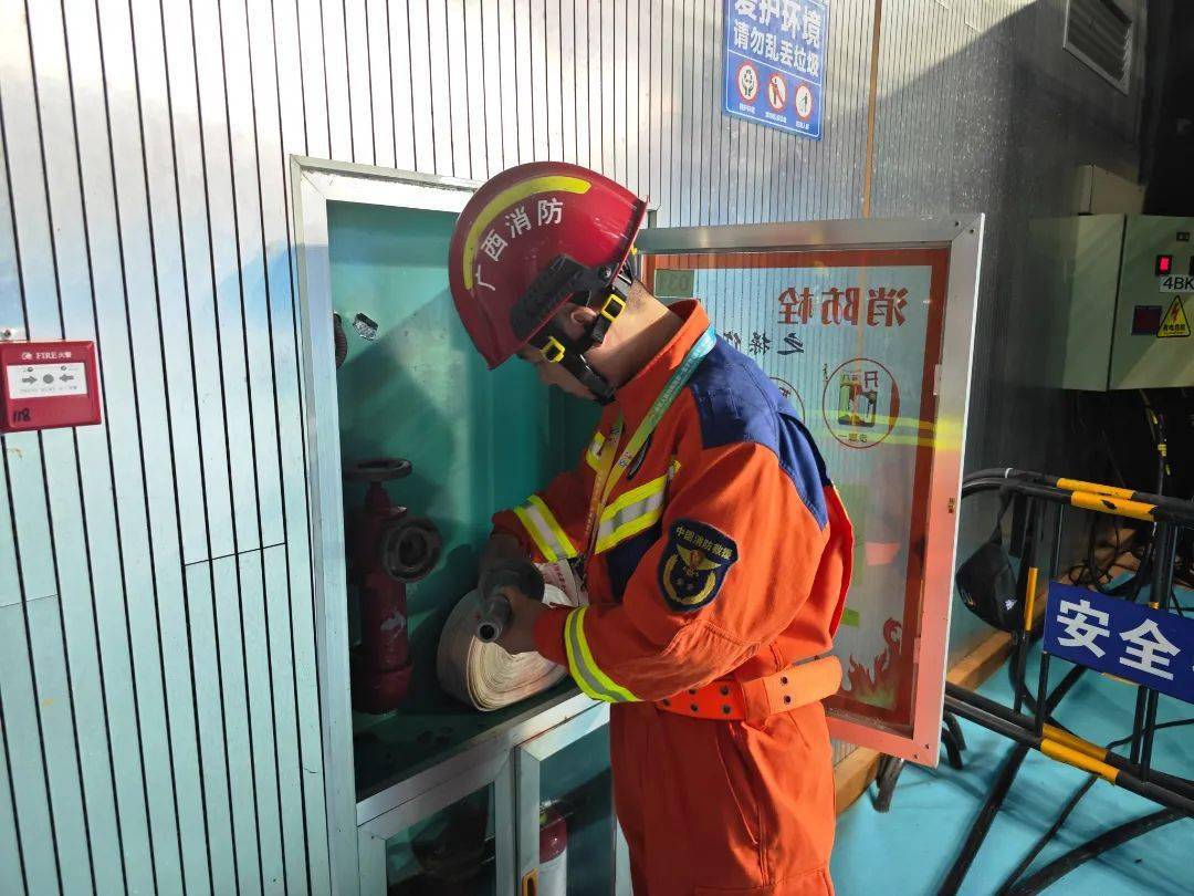 吴会武副支队长,杨孟帅副支队长,王伟东副政委,覃锦毅主任等支队党委