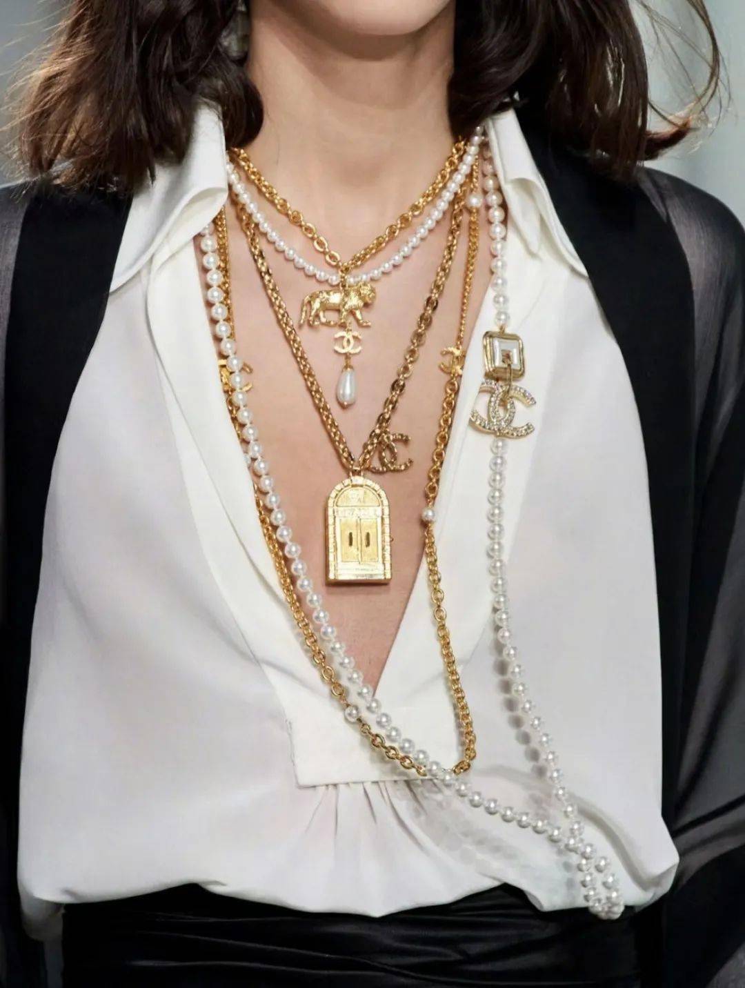 gucci 2023秋冬今年秋冬秀场上,珍珠配饰出现的频率尤其高,耳环,项链