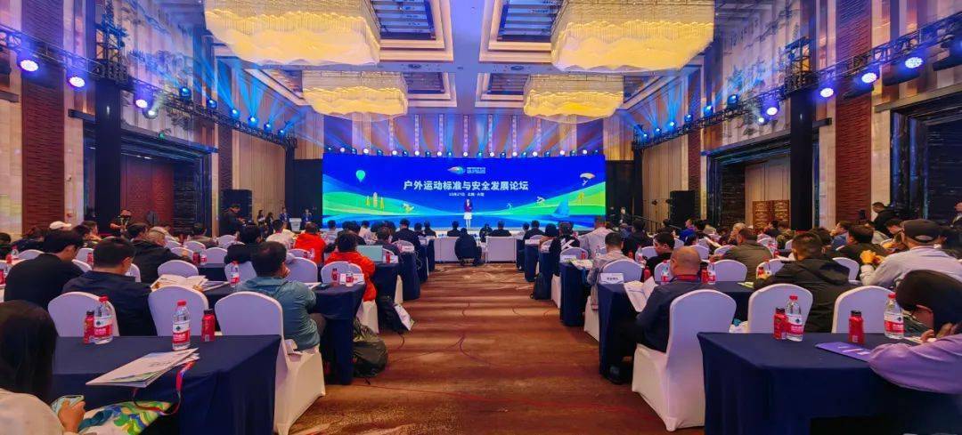 圆桌会议研讨,应急管理部政策法规司二级巡视员陈少云出席论坛并致辞