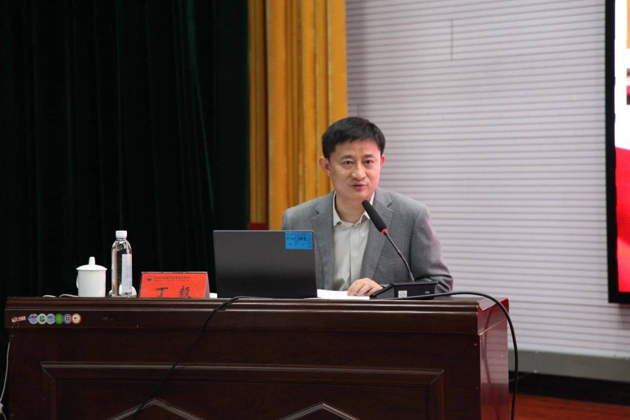 丁毅到黔南医专开展主题教育专题党课_习近平_青年_贵州