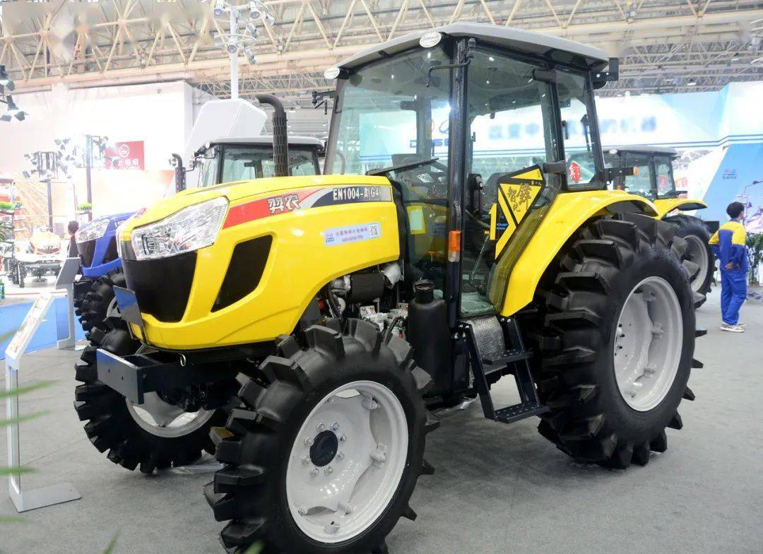 在拖拉机板块,东风井关带来了五款产品,它们分别是t954智能拖拉机,t