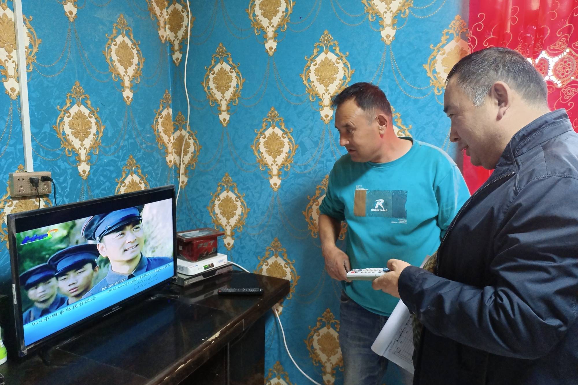 墨玉县开展"村村通"维护便民服务活动_设备_群众_维修