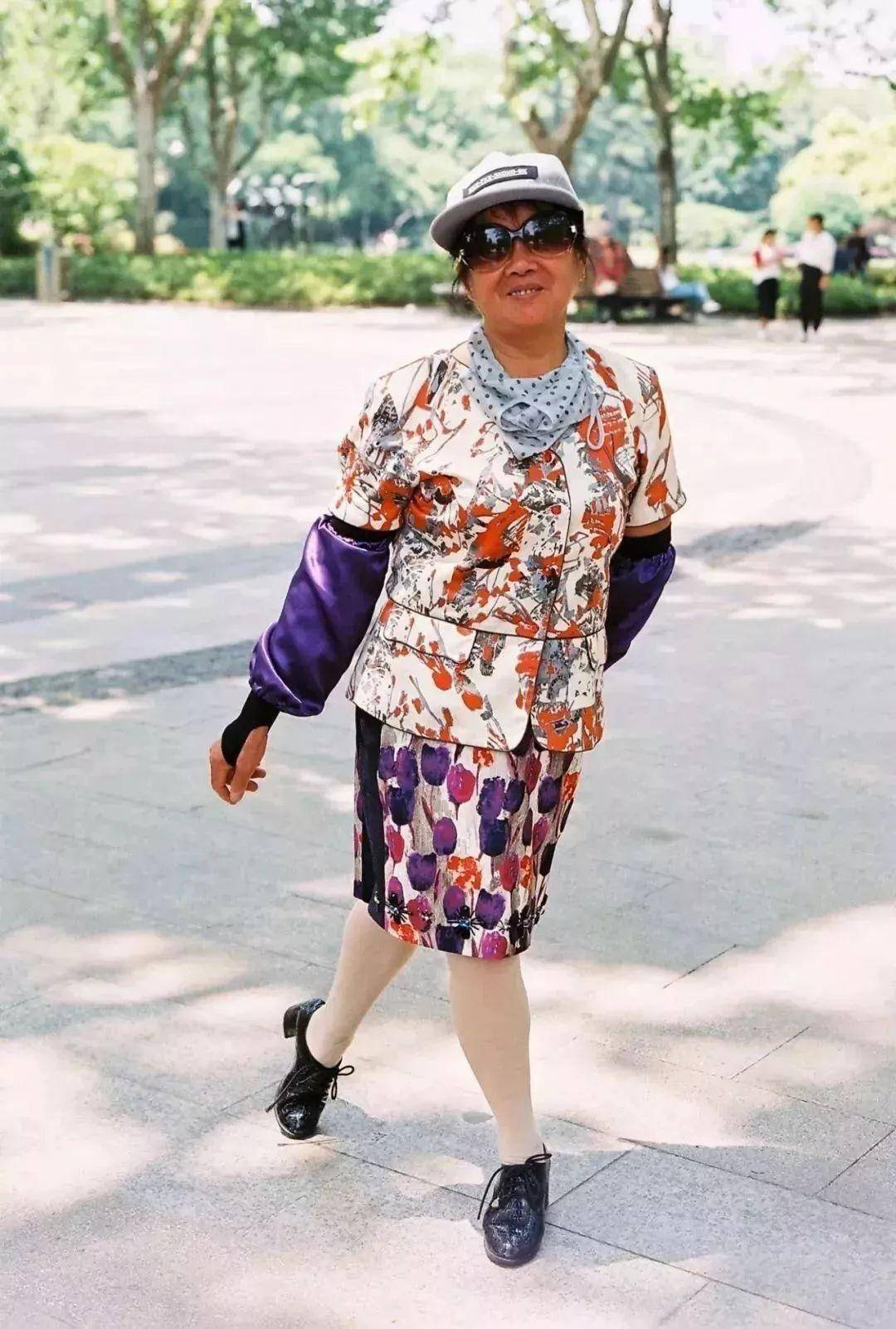 为什么许多中国大妈,明明精心打扮,却还是显老俗气?