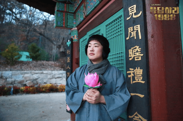 (我想开了)手捧莲花,45度角仰望天空cos的《请回答1988》里的正峰欧巴