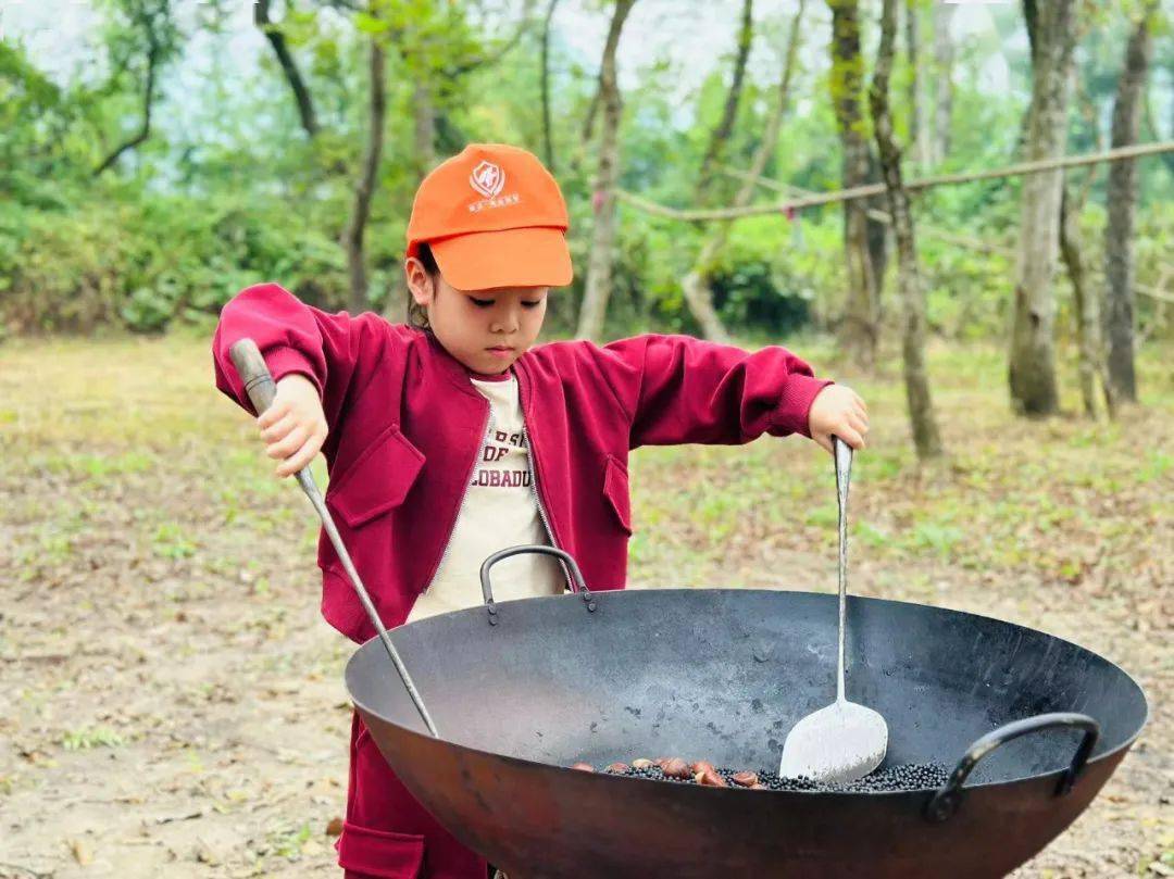 德育主任王灵敏就此次研学活动中应注意的事项对学生进行安全教育.