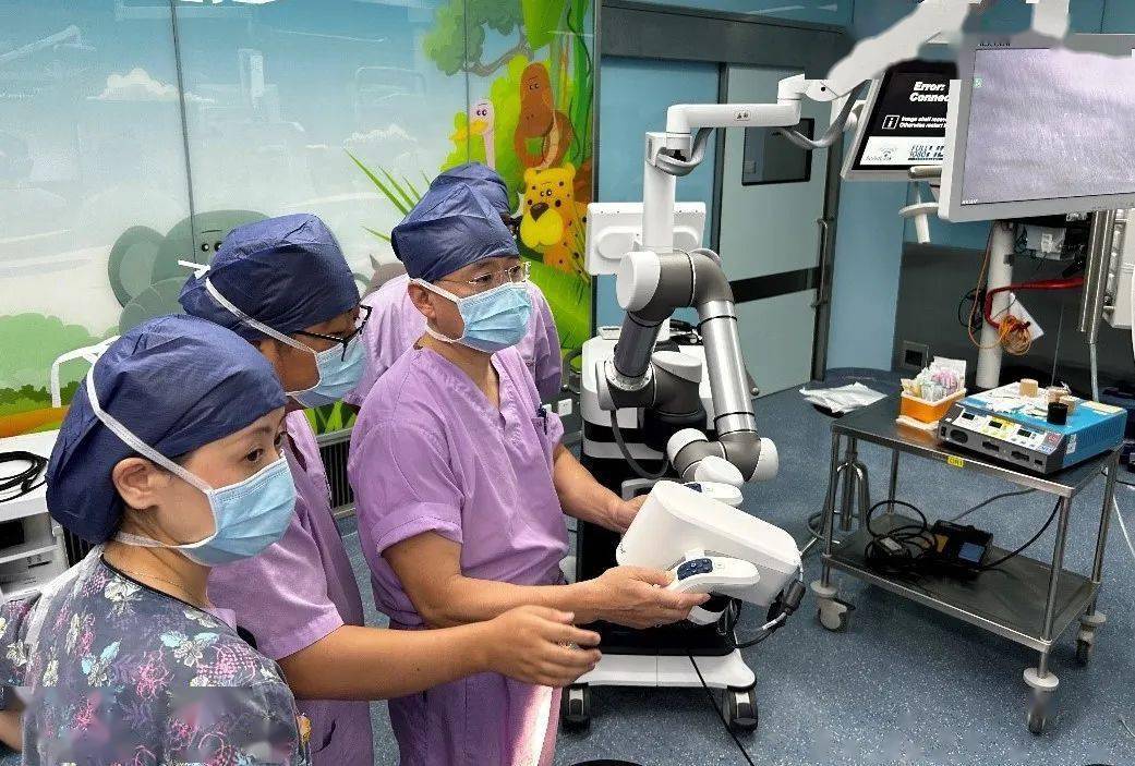 【前沿】上海儿童医学中心完成国内首例3d数字手术显微镜下儿童脊髓栓