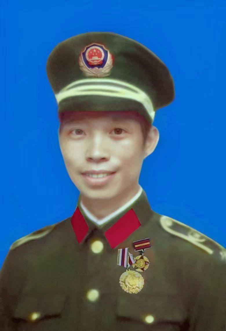 年近80岁的她等来了丈夫一张清晰的遗照_邓辉英_管理_照片