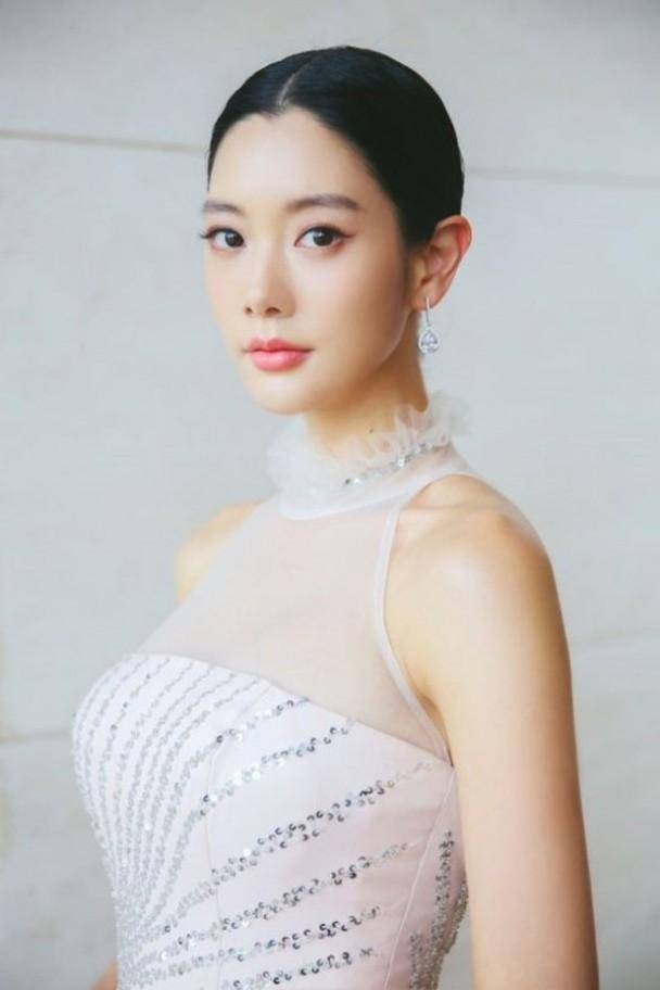 包贝尔为何请动亚洲第一美女克拉拉当年拍摄《大红包》
