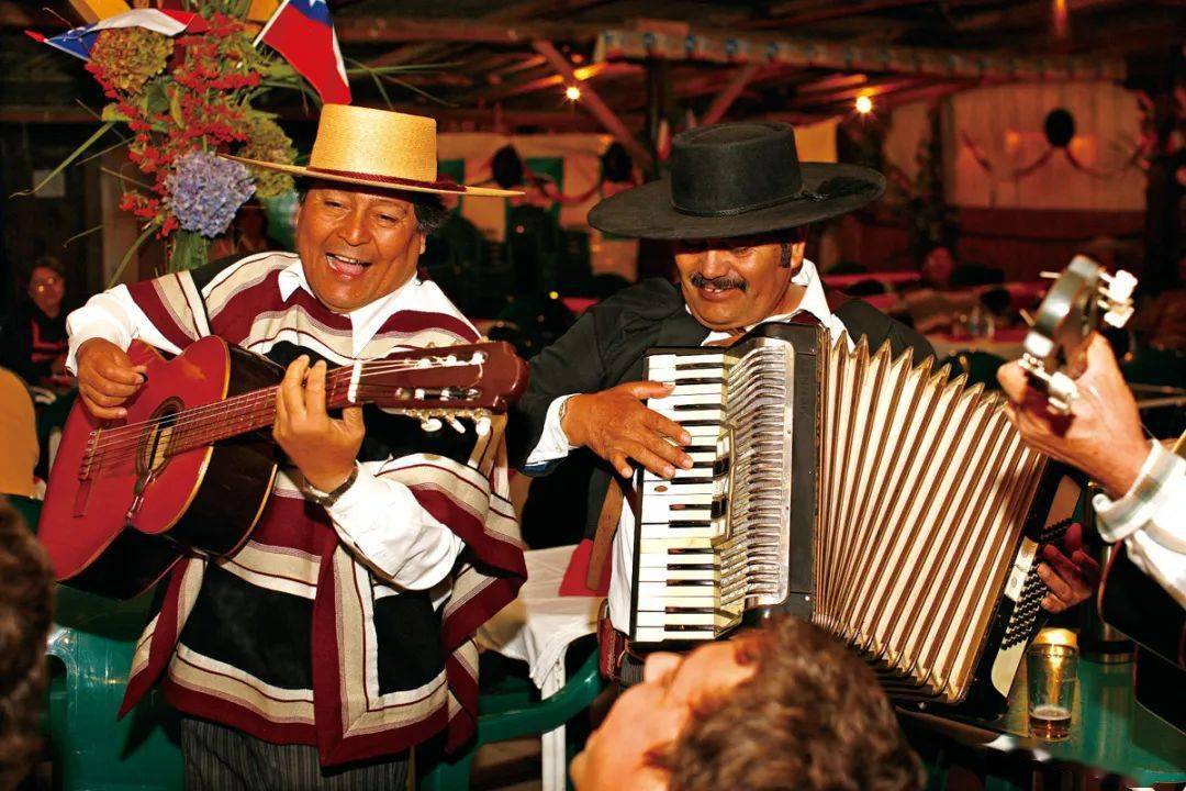 奎卡舞(cueca)是智利国舞,表演时男女成对起舞,男舞者身着鲜艳的服饰