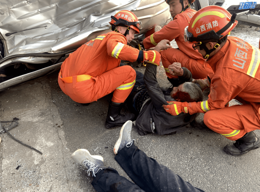 五菱宏光,越野車,渣土車)事故為3車相撞經現場核實消防到達現場展開