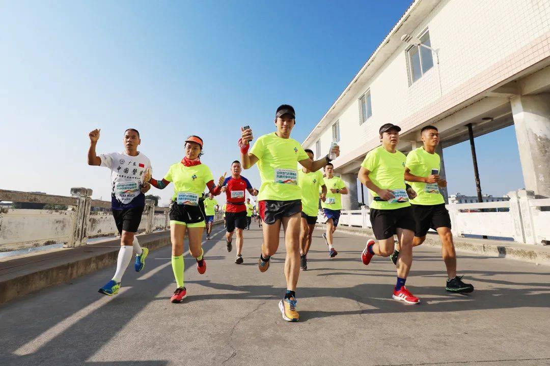 郑臣如先生于2011年1月率领大澳村长跑队10名队员参加厦门国际马拉松