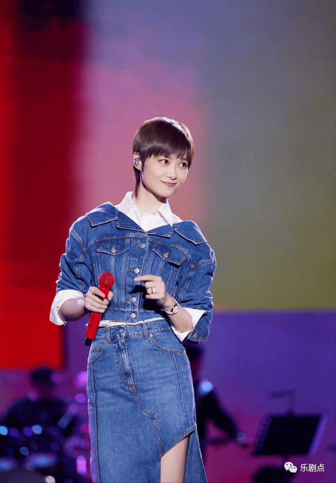 其实胡鸿钧已非首次被指撞脸李宇春,昔日面形较方的他入行13年来屡被