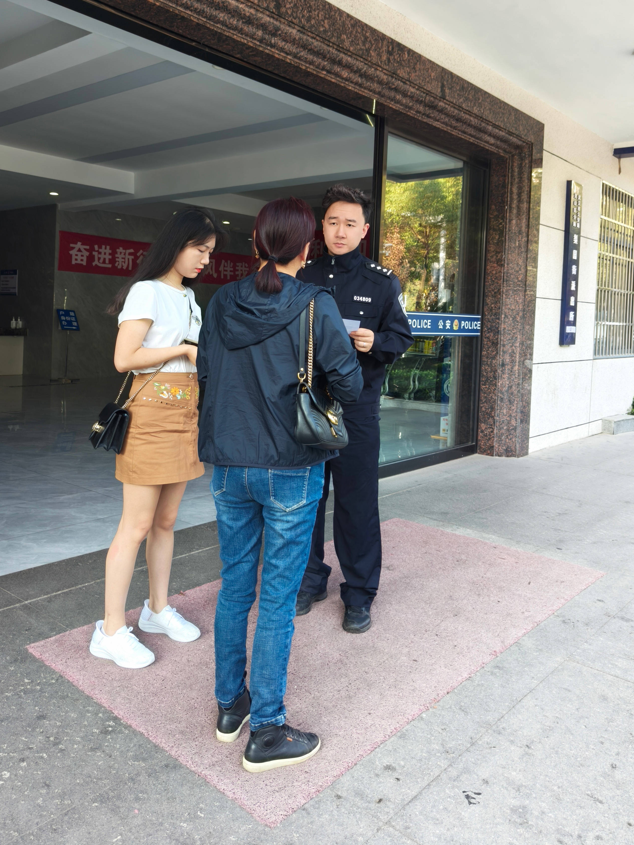 三季度,童强根据梨园派出所辖区夏季治安特点,按照"什么问题突出就