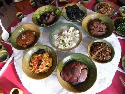 图源搜狐网黎坪八大碗是南郑黎坪的特色美食主要以猪肉为主,垫底的辅