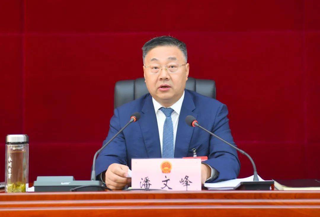 永川区人大常委会副主任孔萍,张健,罗朝友,颜强,张正元出席会议.