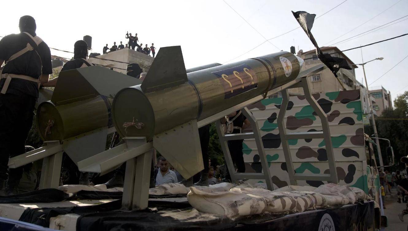 三波导弹突袭以色列,美国关闭gps导弹却不受干扰,背后是谁操作_胡塞