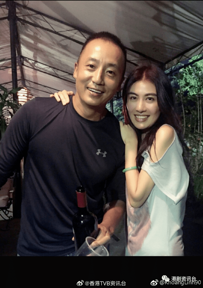 54岁莫家尧冻龄健硕罕现身圈中聚会_香港演艺学院_look_舞台剧