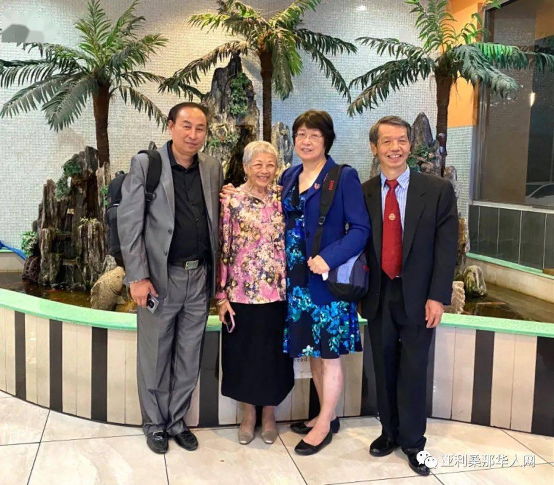 左起:冯忠,关秀玉前辈,李安,张肇鴻左起:张肇鸿,张华芳与周敏导演及